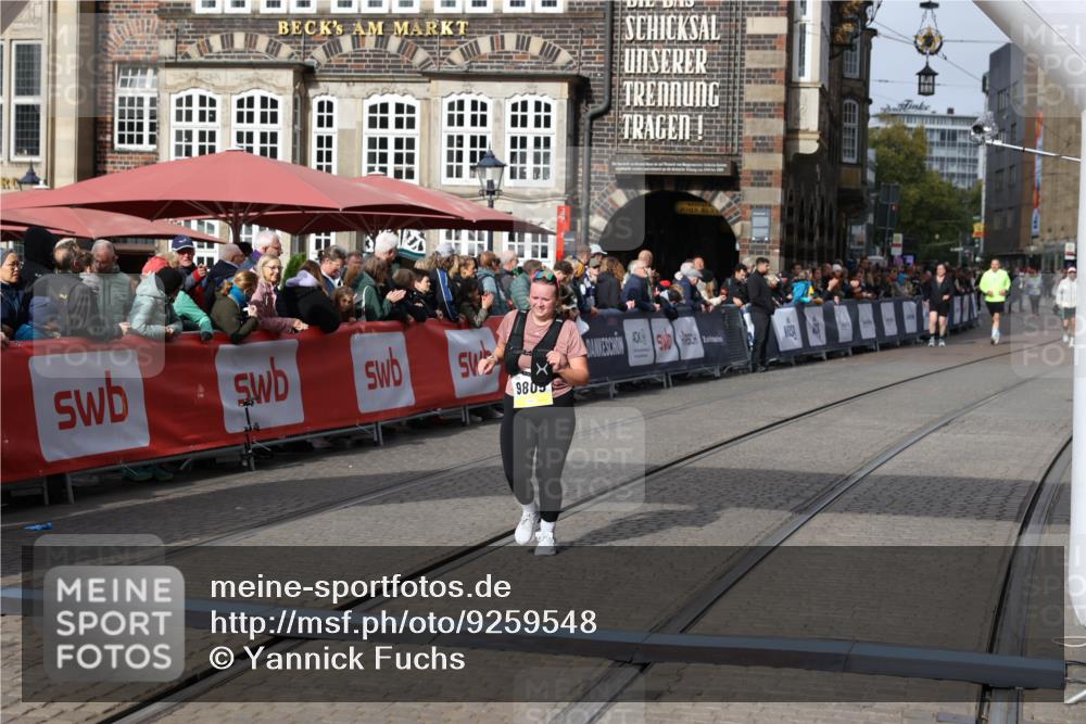 05.10.2025 - 20. swb-Marathon Bremen Yannick Fuchs http://msf.ph/oto/9259548 05.10.2025 11:17:34 Ziel 9805, 11008 meine-sportfotos.de