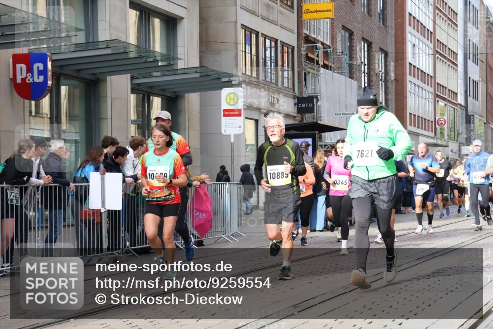 05.10.2025 - 20. swb-Marathon Bremen Strokosch-Dieckow http://msf.ph/oto/9259554 05.10.2025 10:59:52 Ziel 7177, 7621, 9005, 9381, 9495, 9603, 9604, 9611, 9666, 9672, 10138, 10290, 10291, 10311, 10345, 10406, 10489, 10492, 10572, 10889, 10919, 10985, 11026, 11050, 11063, 11125, 11263, 11266, 11424, 11600, 11639, 11699, 11713, 7177, 7621, 9005, 9381, 9495, 9603, 9604, 9611, 9666, 9672, 10138, 10290, 10291, 10311, 10345, 10406, 10489, 10492, 10572, 10889, 10919, 10985, 11026, 11050, 11063, 11125, 11263, 11266, 11424, 11600, 11639 meine-sportfotos.de