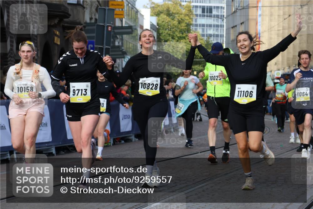 05.10.2025 - 20. swb-Marathon Bremen Strokosch-Dieckow http://msf.ph/oto/9259557 05.10.2025 11:05:25 Ziel 7654, 9713, 9752, 10025, 10158, 10289, 10426, 10511, 10542, 10828, 11064, 11106, 11676 meine-sportfotos.de