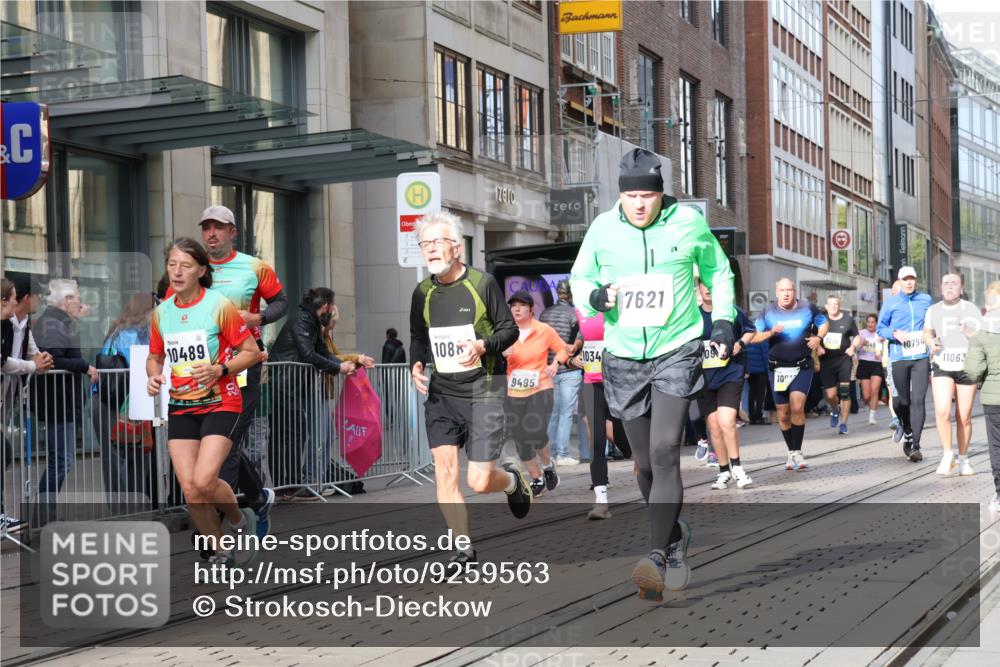 05.10.2025 - 20. swb-Marathon Bremen Strokosch-Dieckow http://msf.ph/oto/9259563 05.10.2025 10:59:52 Ziel 7177, 7621, 9005, 9381, 9495, 9603, 9604, 9611, 9666, 9672, 10138, 10290, 10291, 10311, 10345, 10406, 10489, 10492, 10572, 10889, 10919, 10985, 11026, 11050, 11063, 11125, 11263, 11266, 11424, 11600, 11639, 11699, 11713, 7177, 7621, 9005, 9381, 9495, 9603, 9604, 9611, 9666, 9672, 10138, 10290, 10291, 10311, 10345, 10406, 10489, 10492, 10572, 10889, 10919, 10985, 11026, 11050, 11063, 11125, 11263, 11266, 11424, 11600, 11639 meine-sportfotos.de