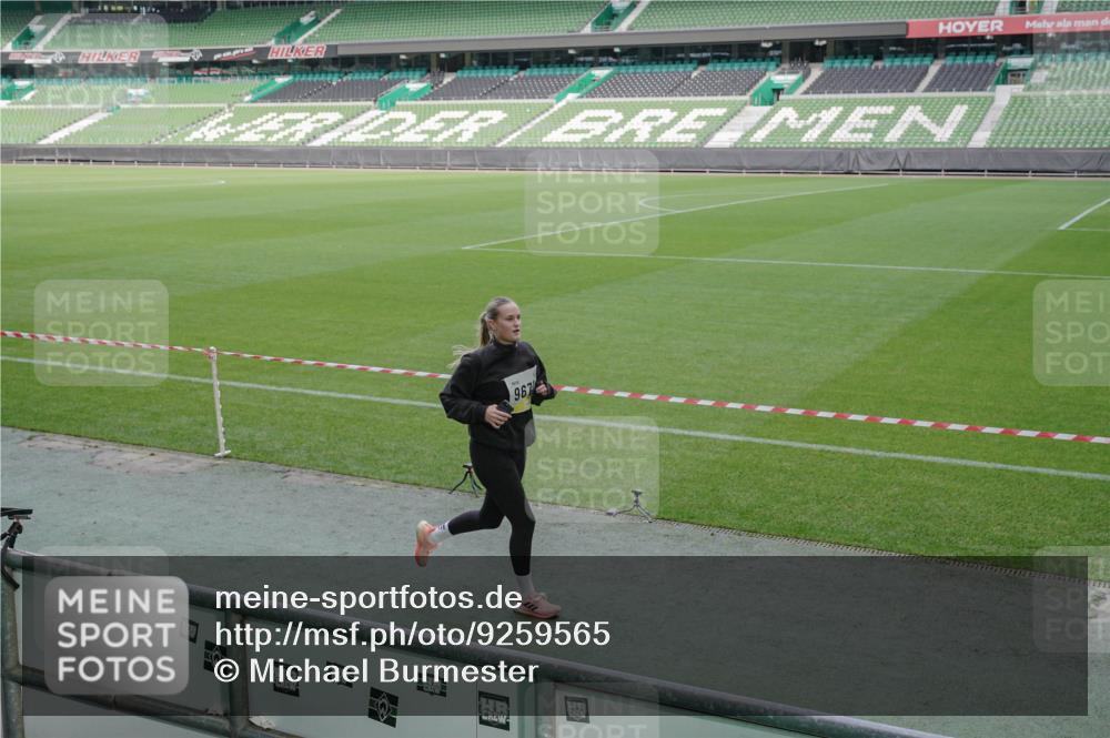 05.10.2025 - 20. swb-Marathon Bremen Michael Burmester http://msf.ph/oto/9259565 05.10.2025 10:48:07 Laufen im Stadion 9323, 9348, 9408, 9477, 9563, 9679, 9698, 9705, 9805, 10012, 10076, 10198, 10613, 10795, 10874, 10913, 11631, 11690, 11743, 9691, 9946, 10041, 10677 meine-sportfotos.de