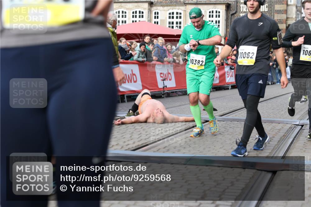 05.10.2025 - 20. swb-Marathon Bremen Yannick Fuchs http://msf.ph/oto/9259568 05.10.2025 10:47:54 Ziel 9377, 10062, 10382, 10601, 10676, 10929, 11244, 11409, 11708 meine-sportfotos.de