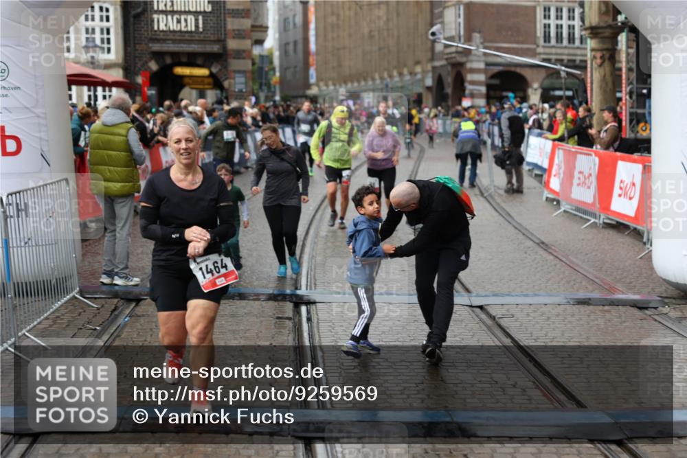 05.10.2025 - 20. swb-Marathon Bremen Yannick Fuchs http://msf.ph/oto/9259569 05.10.2025 15:23:23 Ziel 388, 389, 1464 meine-sportfotos.de