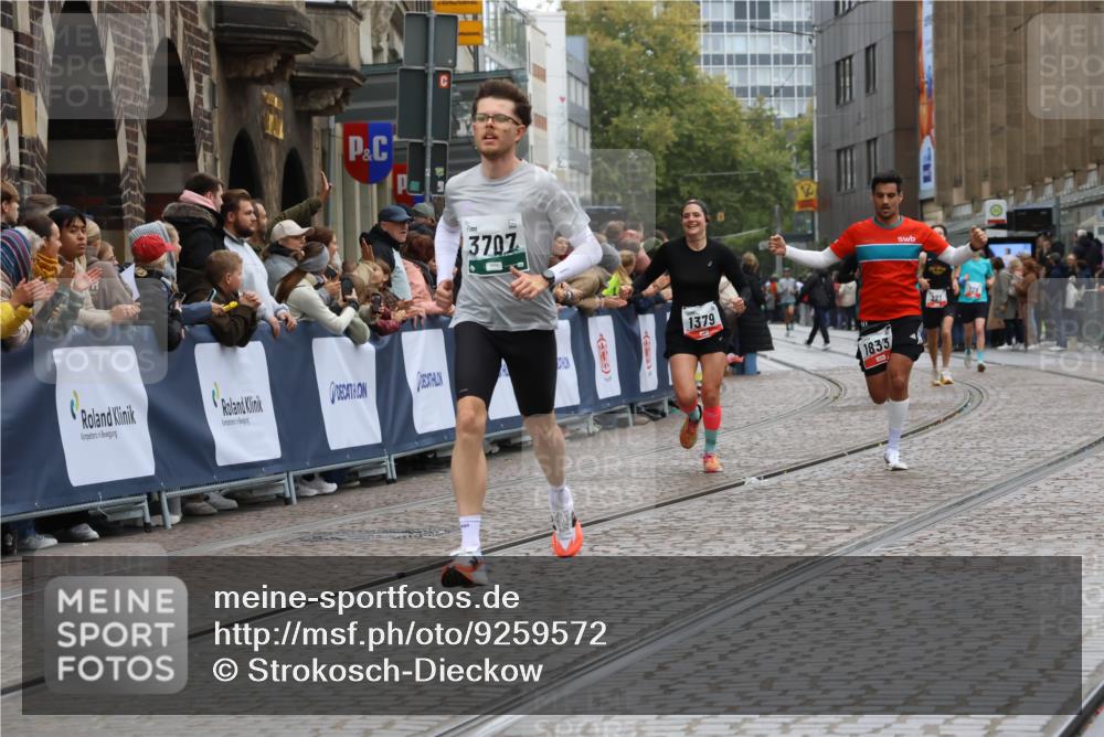 05.10.2025 - 20. swb-Marathon Bremen Strokosch-Dieckow http://msf.ph/oto/9259572 05.10.2025 12:56:14 Ziel 1379, 1833, 3707 meine-sportfotos.de
