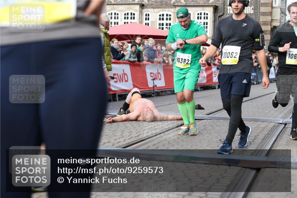 05.10.2025 - 20. swb-Marathon Bremen Yannick Fuchs http://msf.ph/oto/9259573 05.10.2025 10:47:54 Ziel 9377, 10062, 10382, 10601, 10676, 10929, 11244, 11409, 11708 meine-sportfotos.de