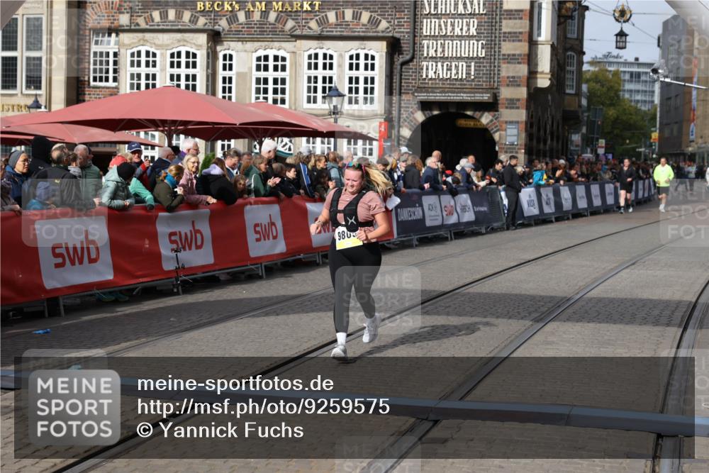 05.10.2025 - 20. swb-Marathon Bremen Yannick Fuchs http://msf.ph/oto/9259575 05.10.2025 11:17:34 Ziel 9805, 11008 meine-sportfotos.de