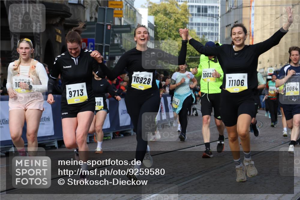 05.10.2025 - 20. swb-Marathon Bremen Strokosch-Dieckow http://msf.ph/oto/9259580 05.10.2025 11:05:25 Ziel 7654, 9713, 9752, 10025, 10158, 10289, 10426, 10511, 10542, 10828, 11064, 11106, 11676 meine-sportfotos.de