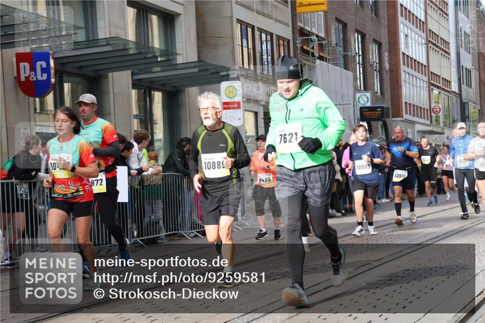 05.10.2025 - 20. swb-Marathon Bremen Strokosch-Dieckow http://msf.ph/oto/9259581 05.10.2025 10:59:53 Ziel 7177, 7621, 9005, 9381, 9495, 9603, 9604, 9611, 9666, 9672, 10067, 10138, 10290, 10291, 10311, 10345, 10406, 10489, 10492, 10504, 10572, 10794, 10889, 10919, 10985, 11026, 11050, 11063, 11125, 11263, 11266, 11424, 11600, 11699, 11713, 7177, 7621, 9005, 9381, 9495, 9603, 9604, 9611, 9666, 9672, 10067, 10138, 10290, 10291, 10311, 10345, 10406, 10489, 10492, 10504, 10572, 10794, 10889, 10919, 10985, 11026, 11050, 11063, 11125, 11263, 11266, 11424, 11600 meine-sportfotos.de
