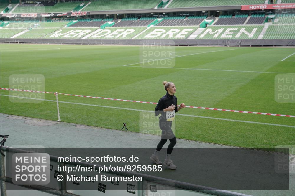 05.10.2025 - 20. swb-Marathon Bremen Michael Burmester http://msf.ph/oto/9259585 05.10.2025 10:48:12 Laufen im Stadion 9323, 9348, 9408, 9477, 9563, 9679, 9698, 9705, 9805, 10012, 10076, 10198, 10613, 10795, 10874, 10913, 11631, 11690, 11743, 9691, 9946, 10041, 10677 meine-sportfotos.de