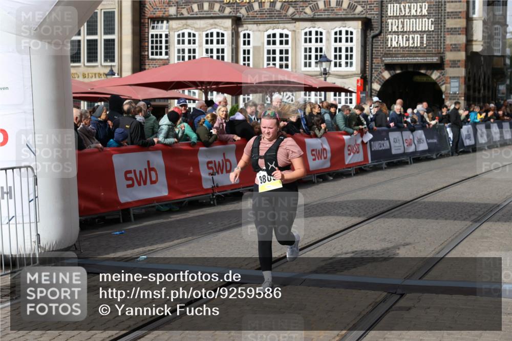 05.10.2025 - 20. swb-Marathon Bremen Yannick Fuchs http://msf.ph/oto/9259586 05.10.2025 11:17:35 Ziel 9805 meine-sportfotos.de