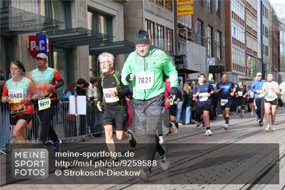 05.10.2025 - 20. swb-Marathon Bremen Strokosch-Dieckow http://msf.ph/oto/9259588 05.10.2025 10:59:53 Ziel 7177, 7621, 9005, 9381, 9495, 9603, 9604, 9611, 9666, 9672, 10067, 10138, 10290, 10291, 10311, 10345, 10406, 10489, 10492, 10504, 10572, 10794, 10889, 10919, 10985, 11026, 11050, 11063, 11125, 11263, 11266, 11424, 11600, 11699, 11713, 7177, 7621, 9005, 9381, 9495, 9603, 9604, 9611, 9666, 9672, 10067, 10138, 10290, 10291, 10311, 10345, 10406, 10489, 10492, 10504, 10572, 10794, 10889, 10919, 10985, 11026, 11050, 11063, 11125, 11263, 11266, 11424, 11600 meine-sportfotos.de
