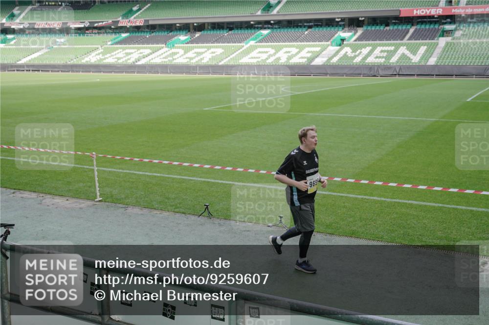 05.10.2025 - 20. swb-Marathon Bremen Michael Burmester http://msf.ph/oto/9259607 05.10.2025 10:48:19 Laufen im Stadion 9323, 9348, 9408, 9477, 9563, 9679, 9698, 9705, 9805, 10012, 10076, 10198, 10613, 10795, 10874, 10913, 11109, 11480, 11631, 11690, 11743, 9691, 9946, 10677 meine-sportfotos.de
