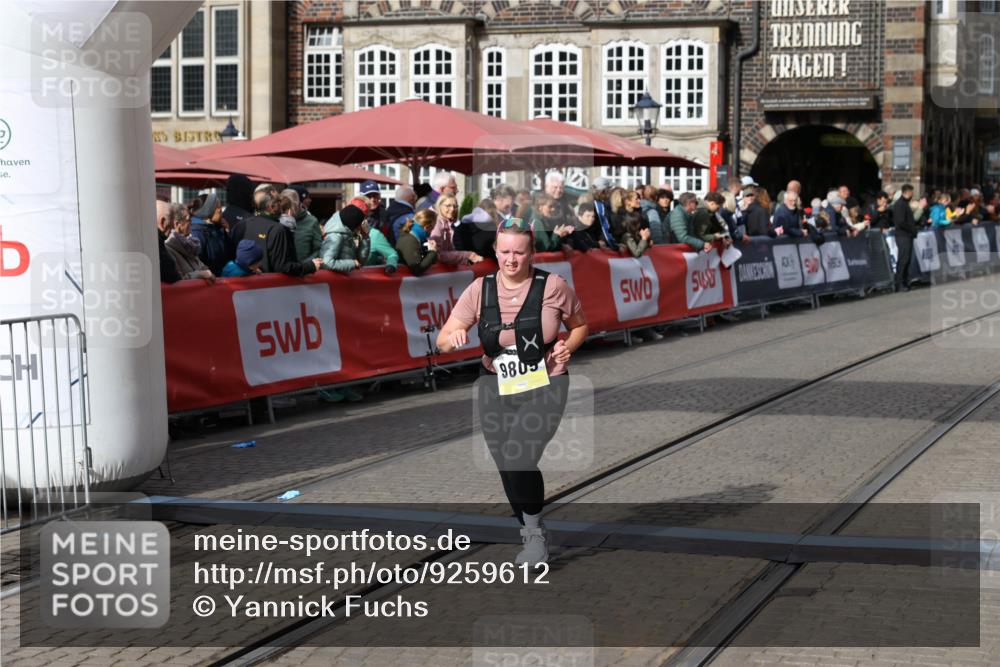 05.10.2025 - 20. swb-Marathon Bremen Yannick Fuchs http://msf.ph/oto/9259612 05.10.2025 11:17:35 Ziel 9805 meine-sportfotos.de