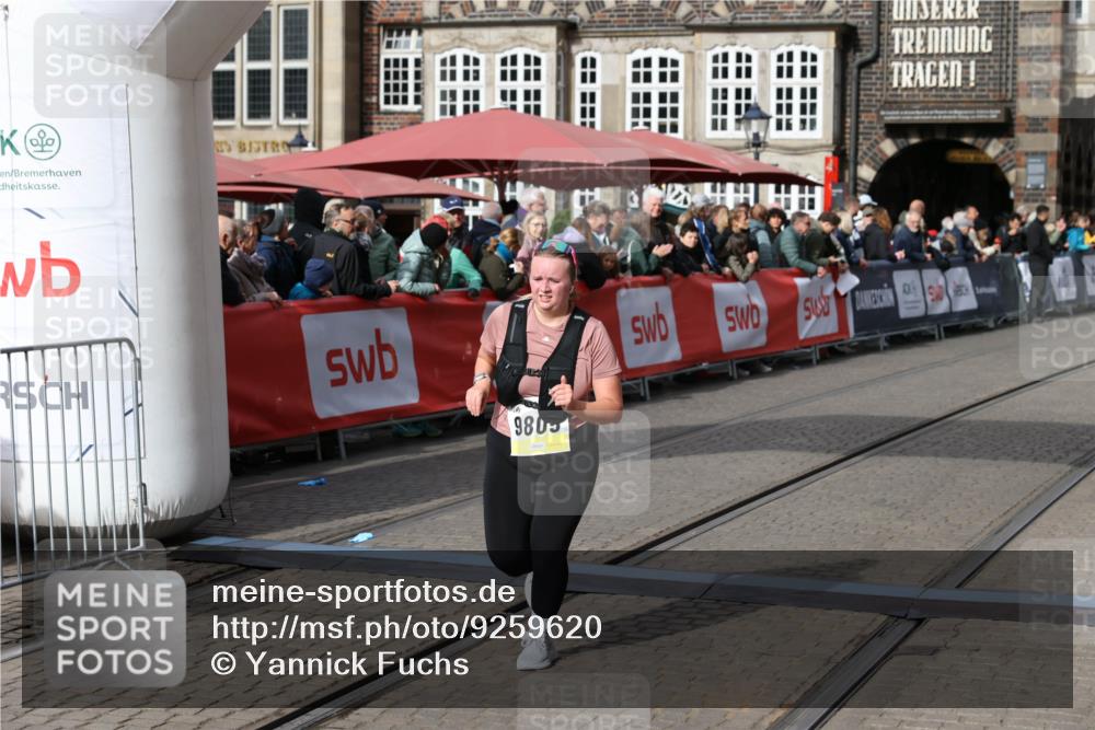 05.10.2025 - 20. swb-Marathon Bremen Yannick Fuchs http://msf.ph/oto/9259620 05.10.2025 11:17:35 Ziel 9805 meine-sportfotos.de