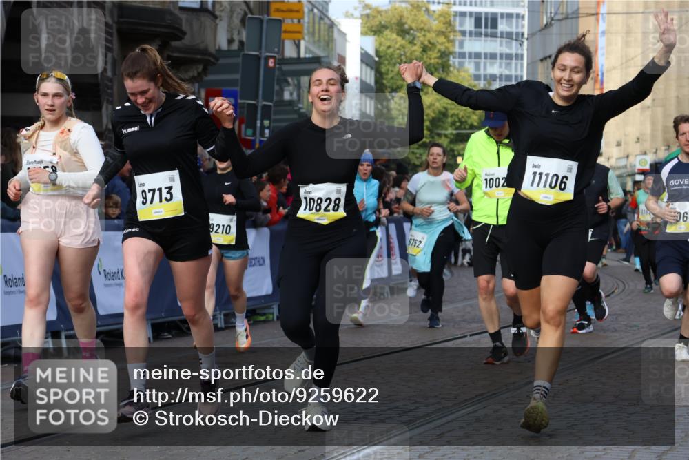 05.10.2025 - 20. swb-Marathon Bremen Strokosch-Dieckow http://msf.ph/oto/9259622 05.10.2025 11:05:25 Ziel 7654, 9713, 9752, 10025, 10158, 10289, 10426, 10511, 10542, 10828, 11064, 11106, 11676 meine-sportfotos.de
