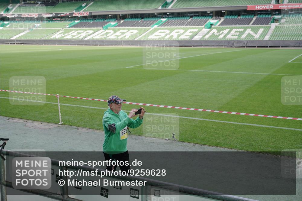 05.10.2025 - 20. swb-Marathon Bremen Michael Burmester http://msf.ph/oto/9259628 05.10.2025 10:48:22 Laufen im Stadion 9323, 9408, 9477, 9563, 9679, 9698, 9705, 9805, 10012, 10076, 10198, 10361, 10362, 10613, 10795, 10874, 10913, 11109, 11480, 11631, 11690, 11743, 9348, 10198, 10677 meine-sportfotos.de