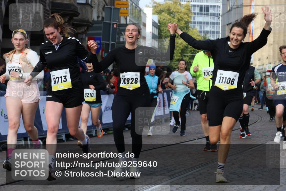 05.10.2025 - 20. swb-Marathon Bremen Strokosch-Dieckow http://msf.ph/oto/9259640 05.10.2025 11:05:25 Ziel 7654, 9713, 9752, 10025, 10158, 10289, 10426, 10511, 10542, 10828, 11064, 11106, 11676 meine-sportfotos.de