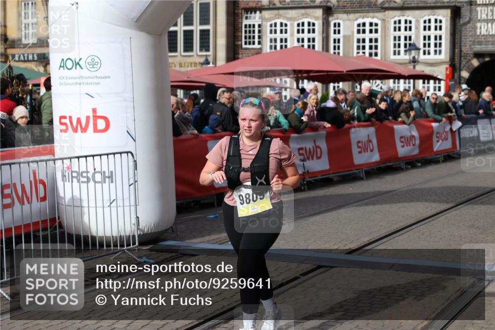 05.10.2025 - 20. swb-Marathon Bremen Yannick Fuchs http://msf.ph/oto/9259641 05.10.2025 11:17:35 Ziel 9805 meine-sportfotos.de