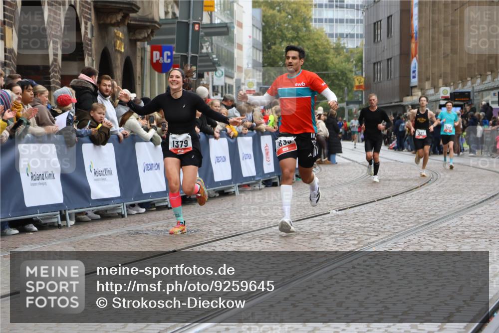 05.10.2025 - 20. swb-Marathon Bremen Strokosch-Dieckow http://msf.ph/oto/9259645 05.10.2025 12:56:16 Ziel 221, 1379, 1833, 2135, 3707 meine-sportfotos.de