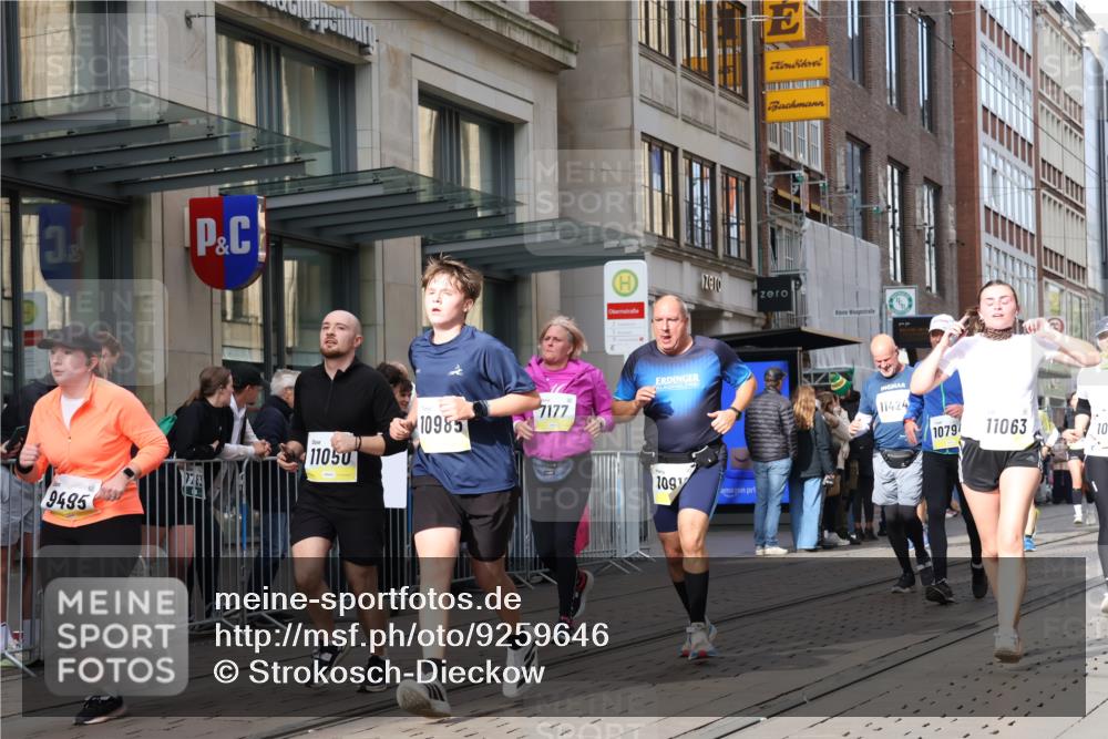 05.10.2025 - 20. swb-Marathon Bremen Strokosch-Dieckow http://msf.ph/oto/9259646 05.10.2025 10:59:56 Ziel 7177, 7215, 7621, 9173, 9495, 9603, 9611, 9666, 9672, 10067, 10138, 10217, 10345, 10406, 10489, 10492, 10504, 10572, 10794, 10889, 10919, 10930, 10985, 11026, 11050, 11063, 11125, 11263, 11266, 11424, 11600, 11699, 11713, 7177, 7215, 7621, 9173, 9495, 9603, 9611, 9666, 9672, 10067, 10138, 10217, 10345, 10406, 10489, 10492, 10504, 10572, 10794, 10889, 10919, 10930, 10985, 11026, 11050, 11063, 11125, 11263, 11266, 11424, 11600 meine-sportfotos.de