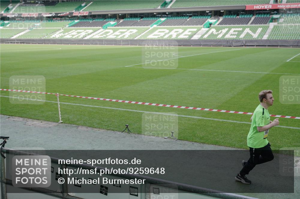 05.10.2025 - 20. swb-Marathon Bremen Michael Burmester http://msf.ph/oto/9259648 05.10.2025 10:48:33 Laufen im Stadion 9408, 9563, 9679, 9698, 9705, 10012, 10076, 10361, 10362, 10613, 10795, 10874, 10913, 11109, 11480, 11631, 11690, 11743, 9323, 9348, 9477, 9805, 10198 meine-sportfotos.de