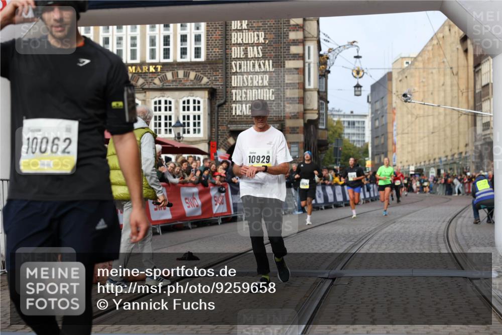 05.10.2025 - 20. swb-Marathon Bremen Yannick Fuchs http://msf.ph/oto/9259658 05.10.2025 10:47:57 Ziel 9929, 10062, 10382, 10601, 10929, 11244 meine-sportfotos.de
