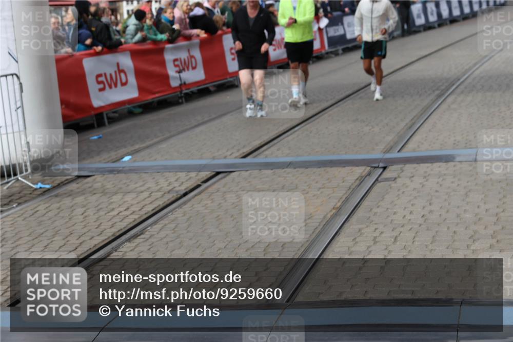 05.10.2025 - 20. swb-Marathon Bremen Yannick Fuchs http://msf.ph/oto/9259660 05.10.2025 11:17:47 Ziel 9869, 10312, 10465 meine-sportfotos.de