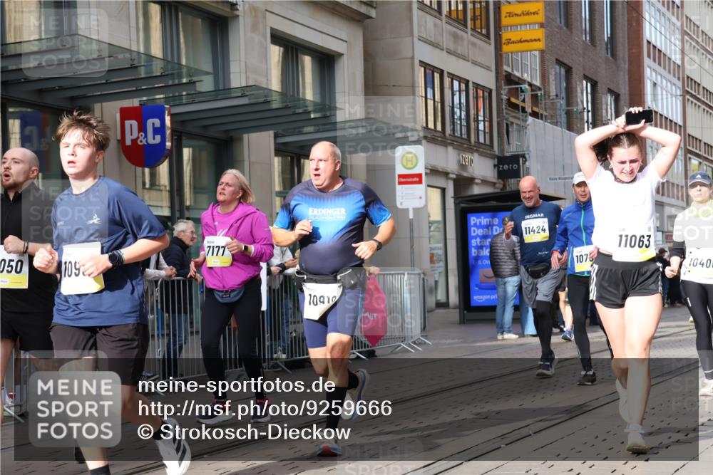 05.10.2025 - 20. swb-Marathon Bremen Strokosch-Dieckow http://msf.ph/oto/9259666 05.10.2025 10:59:57 Ziel 7177, 7215, 7621, 9173, 9495, 9603, 9611, 9666, 9672, 10067, 10071, 10138, 10217, 10345, 10406, 10489, 10492, 10504, 10572, 10794, 10889, 10919, 10930, 10985, 11026, 11050, 11063, 11125, 11263, 11424, 11600, 11619, 11699, 11713, 7177, 7215, 7621, 9173, 9495, 9603, 9611, 9666, 9672, 10067, 10071, 10138, 10217, 10345, 10406, 10489, 10492, 10504, 10572, 10794, 10889, 10919, 10930, 10985, 11026, 11050, 11063, 11125, 11263, 11424, 11600 meine-sportfotos.de