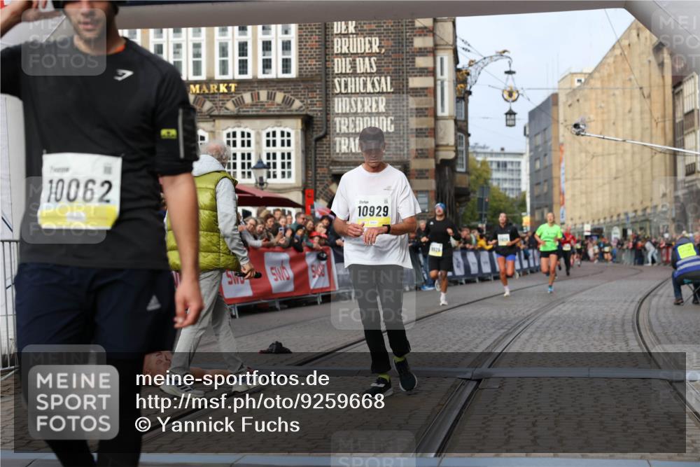 05.10.2025 - 20. swb-Marathon Bremen Yannick Fuchs http://msf.ph/oto/9259668 05.10.2025 10:47:57 Ziel 9929, 10062, 10382, 10601, 10929, 11244 meine-sportfotos.de