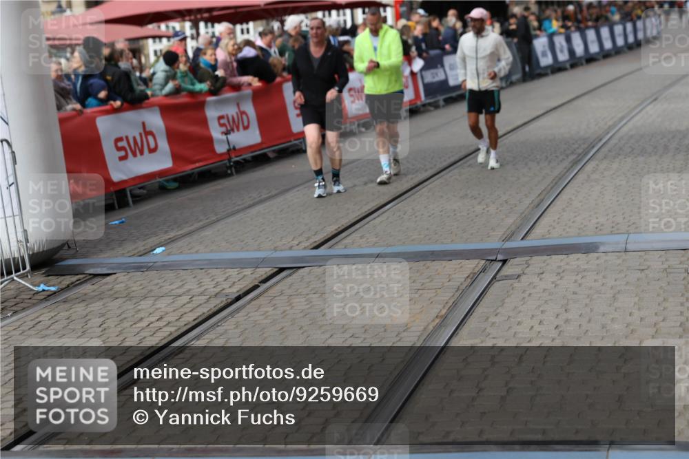 05.10.2025 - 20. swb-Marathon Bremen Yannick Fuchs http://msf.ph/oto/9259669 05.10.2025 11:17:47 Ziel 9869, 10312, 10465 meine-sportfotos.de