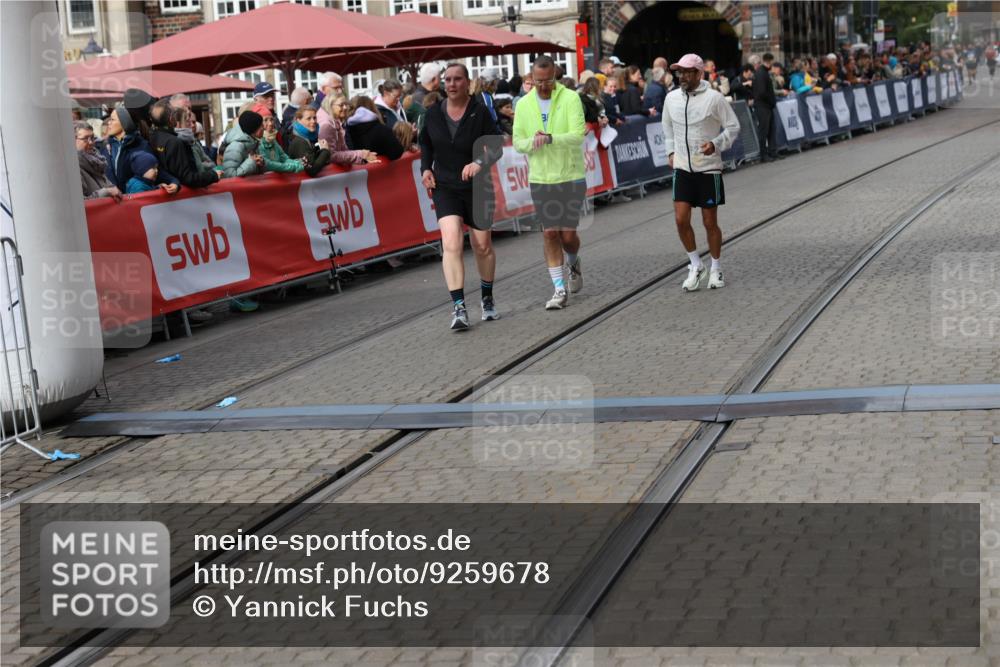05.10.2025 - 20. swb-Marathon Bremen Yannick Fuchs http://msf.ph/oto/9259678 05.10.2025 11:17:47 Ziel 9869, 10312, 10465 meine-sportfotos.de