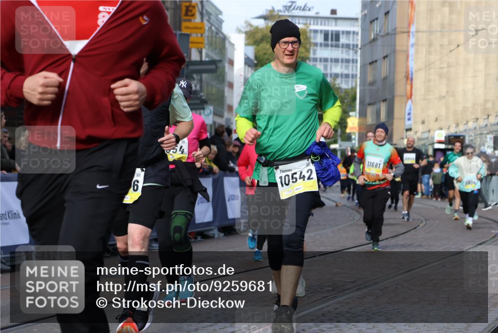 05.10.2025 - 20. swb-Marathon Bremen Strokosch-Dieckow http://msf.ph/oto/9259681 05.10.2025 11:05:30 Ziel 7654, 9210, 9419, 9752, 10025, 10158, 10289, 10426, 10437, 10511, 10542, 10999, 11064, 11164, 11676, 11681 meine-sportfotos.de
