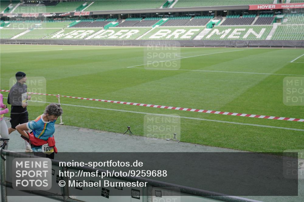 05.10.2025 - 20. swb-Marathon Bremen Michael Burmester http://msf.ph/oto/9259688 05.10.2025 10:48:36 Laufen im Stadion 9408, 9679, 9698, 9705, 10012, 10076, 10361, 10362, 10613, 10795, 10874, 10913, 11109, 11480, 11631, 11690, 11743, 9323, 9348, 9477, 9563, 9679, 9805, 10198 meine-sportfotos.de