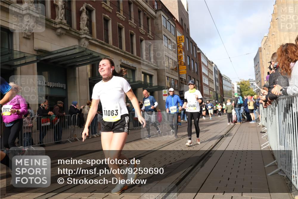 05.10.2025 - 20. swb-Marathon Bremen Strokosch-Dieckow http://msf.ph/oto/9259690 05.10.2025 10:59:59 Ziel 7177, 7215, 7621, 9173, 9177, 9495, 9531, 9603, 9672, 10063, 10067, 10071, 10217, 10345, 10406, 10489, 10492, 10504, 10794, 10889, 10919, 10930, 10985, 11003, 11050, 11063, 11125, 11263, 11424, 11534, 11595, 11600, 11619, 11699, 11713, 7177, 7215, 7621, 9173, 9177, 9495, 9531, 9603, 9672, 10063, 10067, 10071, 10217, 10345, 10406, 10489, 10492, 10504, 10794, 10889, 10919, 10930, 10985, 11003, 11050, 11063, 11125, 11263, 11424, 11600 meine-sportfotos.de