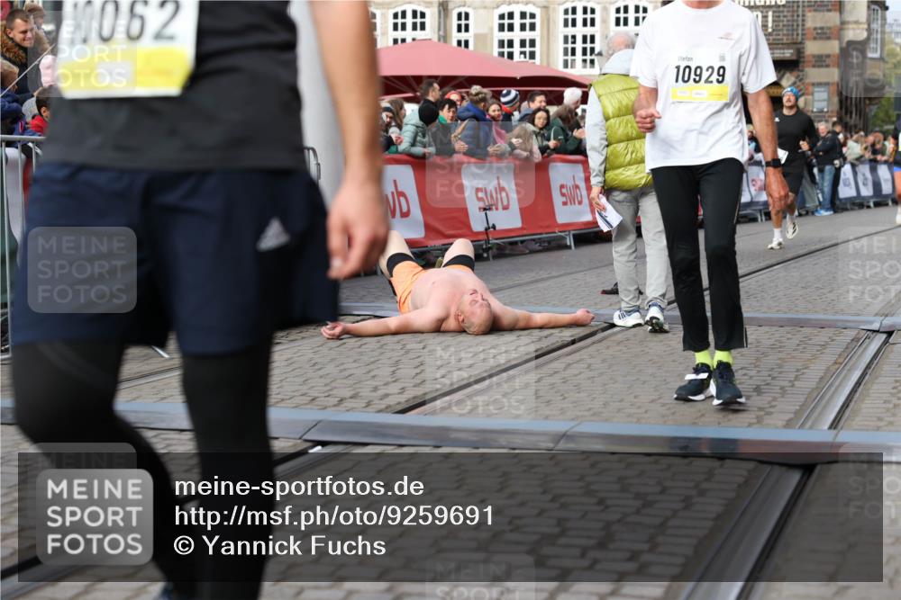 05.10.2025 - 20. swb-Marathon Bremen Yannick Fuchs http://msf.ph/oto/9259691 05.10.2025 10:47:58 Ziel 9929, 10062, 10089, 10382, 10601, 10929, 11244, 11628 meine-sportfotos.de