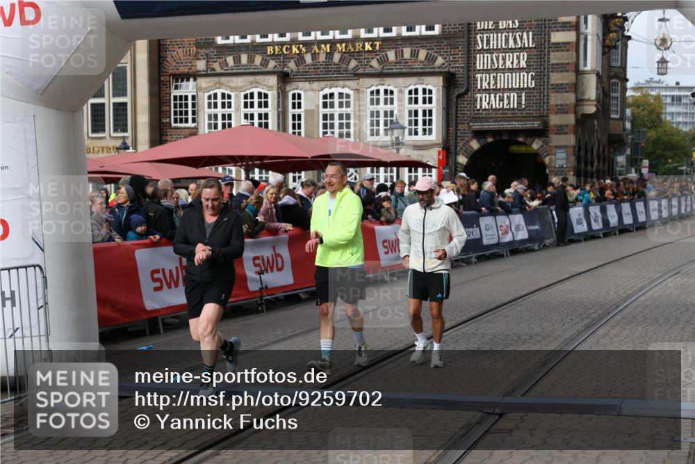 05.10.2025 - 20. swb-Marathon Bremen Yannick Fuchs http://msf.ph/oto/9259702 05.10.2025 11:17:48 Ziel 9869, 10312, 10465 meine-sportfotos.de