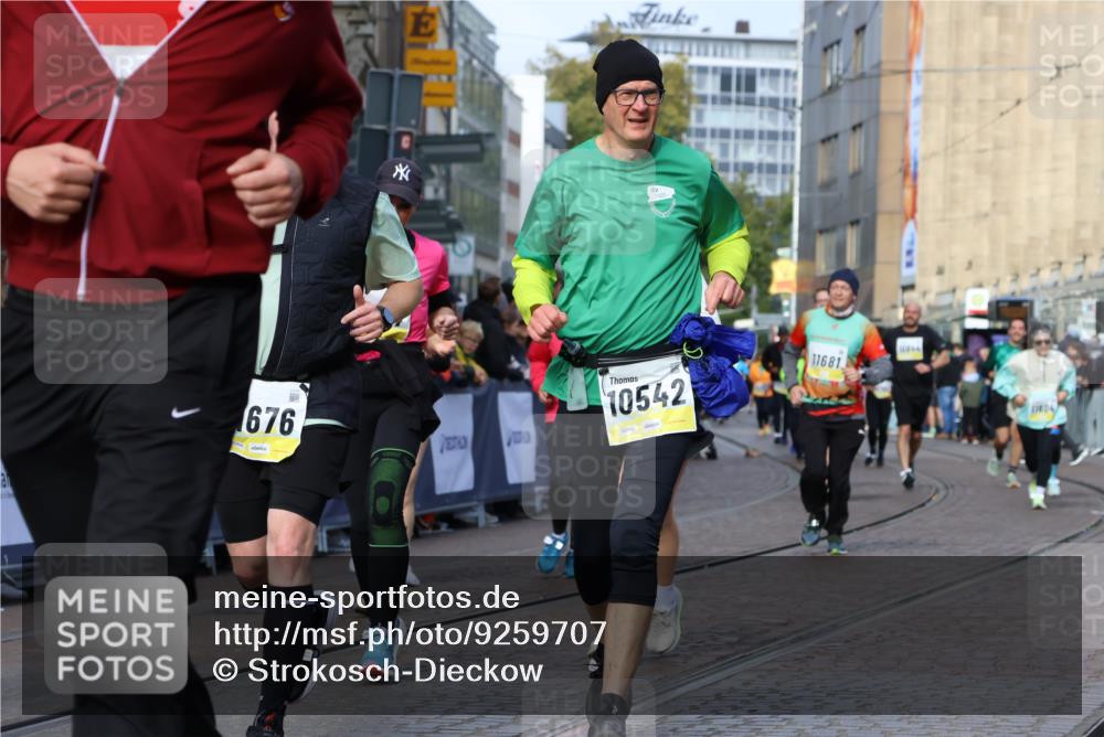 05.10.2025 - 20. swb-Marathon Bremen Strokosch-Dieckow http://msf.ph/oto/9259707 05.10.2025 11:05:30 Ziel 7654, 9210, 9419, 9752, 10025, 10158, 10289, 10426, 10437, 10511, 10542, 10999, 11064, 11164, 11676, 11681 meine-sportfotos.de