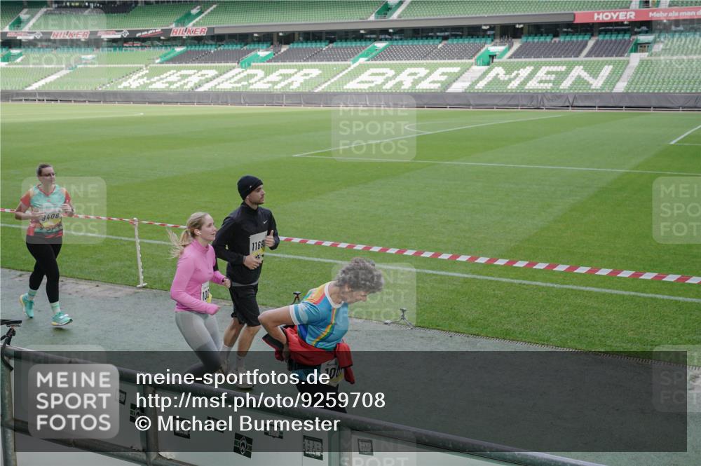 05.10.2025 - 20. swb-Marathon Bremen Michael Burmester http://msf.ph/oto/9259708 05.10.2025 10:48:37 Laufen im Stadion 9408, 9698, 9705, 9753, 10012, 10076, 10361, 10362, 10613, 10795, 10874, 10913, 11109, 11216, 11480, 11631, 11690, 11743, 9323, 9348, 9477, 9563, 9679, 9805, 10012, 10198 meine-sportfotos.de