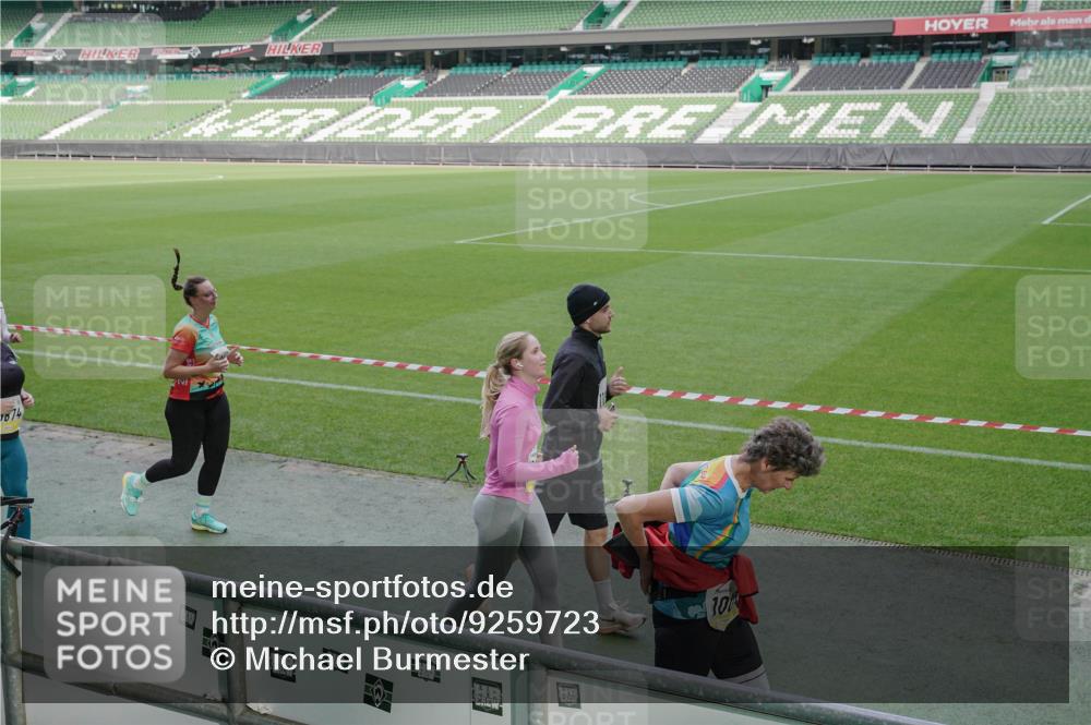 05.10.2025 - 20. swb-Marathon Bremen Michael Burmester http://msf.ph/oto/9259723 05.10.2025 10:48:37 Laufen im Stadion 9408, 9698, 9705, 9753, 10012, 10076, 10361, 10362, 10613, 10795, 10874, 10913, 11109, 11216, 11480, 11631, 11690, 11743, 9323, 9348, 9477, 9563, 9679, 9805, 10012, 10198 meine-sportfotos.de