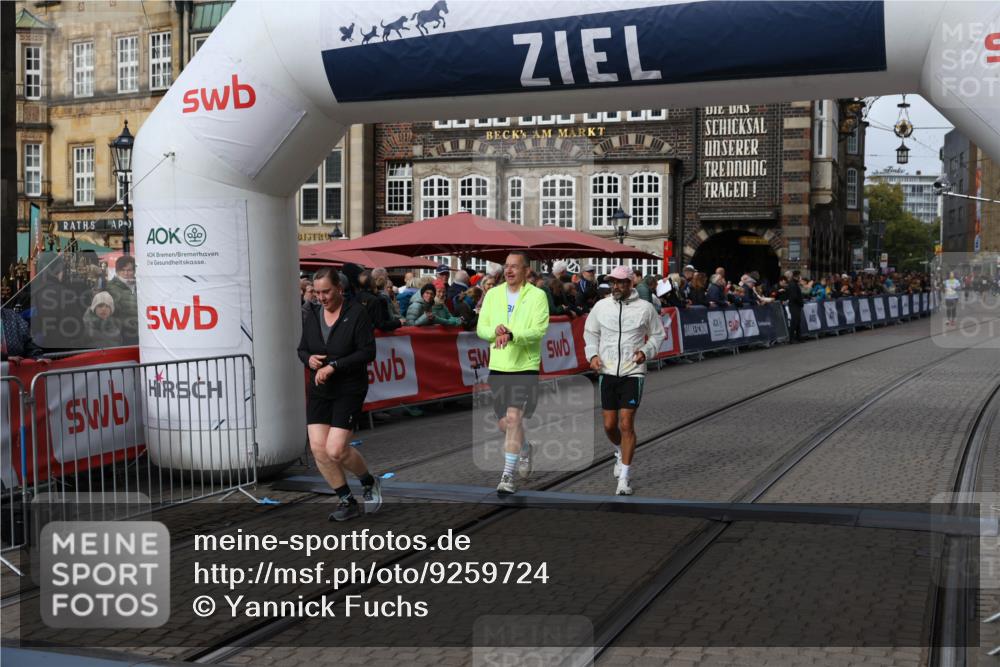05.10.2025 - 20. swb-Marathon Bremen Yannick Fuchs http://msf.ph/oto/9259724 05.10.2025 11:17:49 Ziel 9869, 10312, 10465 meine-sportfotos.de