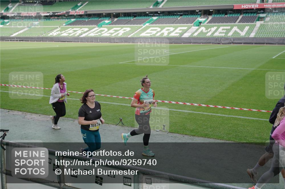 05.10.2025 - 20. swb-Marathon Bremen Michael Burmester http://msf.ph/oto/9259740 05.10.2025 10:48:39 Laufen im Stadion 9408, 9698, 9705, 9753, 10076, 10361, 10362, 10613, 10795, 10874, 10913, 11109, 11216, 11480, 11631, 11690, 11743, 9323, 9348, 9477, 9563, 9679, 9705, 9805, 10012, 10198 meine-sportfotos.de