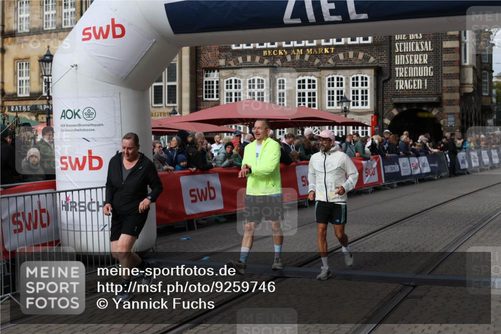 05.10.2025 - 20. swb-Marathon Bremen Yannick Fuchs http://msf.ph/oto/9259746 05.10.2025 11:17:49 Ziel 9869, 10312, 10465 meine-sportfotos.de