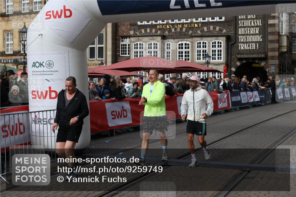 05.10.2025 - 20. swb-Marathon Bremen Yannick Fuchs http://msf.ph/oto/9259749 05.10.2025 11:17:49 Ziel 9869, 10312, 10465 meine-sportfotos.de