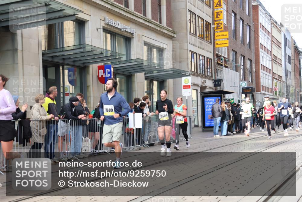 05.10.2025 - 20. swb-Marathon Bremen Strokosch-Dieckow http://msf.ph/oto/9259750 05.10.2025 11:00:04 Ziel 7177, 7178, 7215, 9173, 9177, 9271, 9495, 9531, 9672, 10063, 10067, 10071, 10079, 10217, 10345, 10406, 10492, 10504, 10794, 10889, 10919, 10930, 10985, 11003, 11050, 11063, 11071, 11255, 11263, 11424, 11511, 11534, 11595, 11610, 11619, 11699, 11713, 7177, 7178, 7215, 9173, 9177, 9271, 9495, 9531, 9672, 10063, 10067, 10071, 10079, 10217, 10345, 10406, 10492, 10504, 10794, 10889, 10919, 10930, 10985, 11003, 11050, 11063, 11071, 11255, 11263, 11424, 11511 meine-sportfotos.de