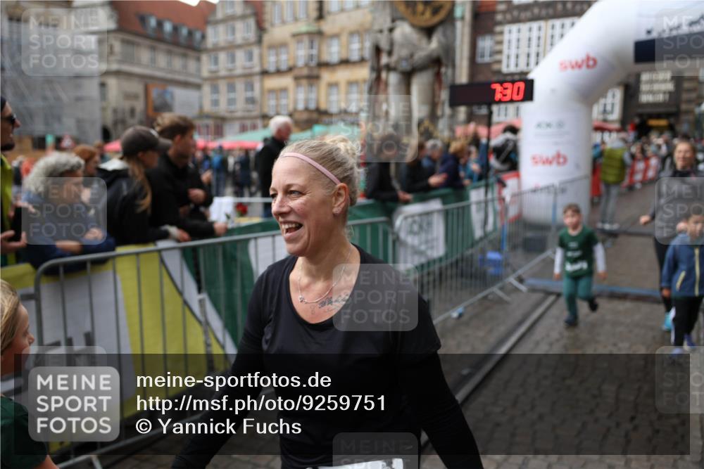 05.10.2025 - 20. swb-Marathon Bremen Yannick Fuchs http://msf.ph/oto/9259751 05.10.2025 15:23:26 Ziel 285, 388, 389, 1464 meine-sportfotos.de