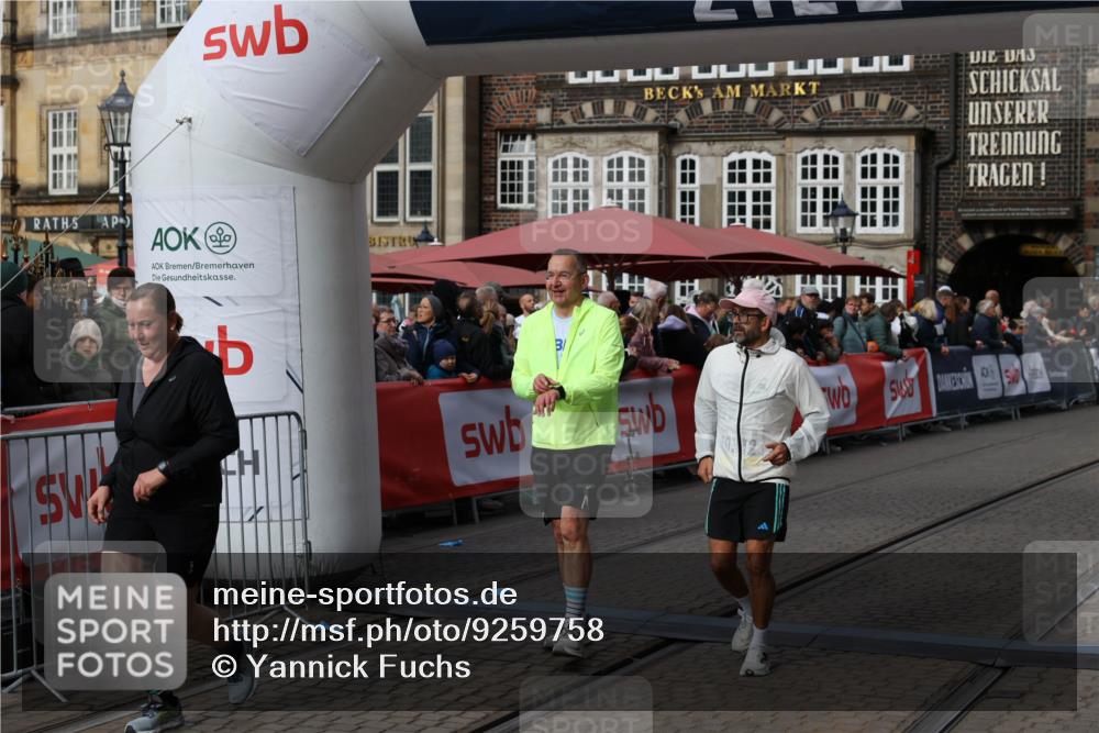 05.10.2025 - 20. swb-Marathon Bremen Yannick Fuchs http://msf.ph/oto/9259758 05.10.2025 11:17:49 Ziel 9869, 10312, 10465 meine-sportfotos.de