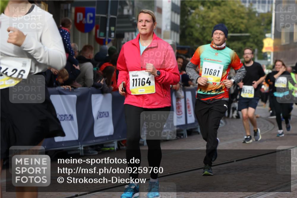 05.10.2025 - 20. swb-Marathon Bremen Strokosch-Dieckow http://msf.ph/oto/9259760 05.10.2025 11:05:32 Ziel 7654, 9210, 9419, 9752, 10025, 10289, 10426, 10437, 10511, 10542, 10999, 11164, 11676, 11681 meine-sportfotos.de