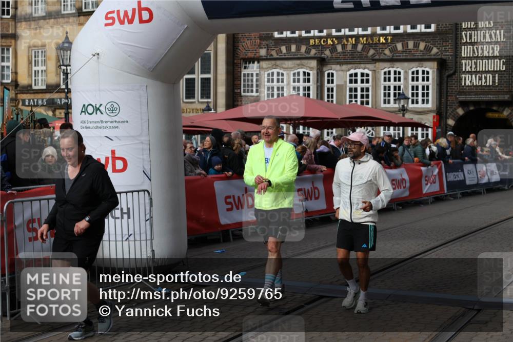 05.10.2025 - 20. swb-Marathon Bremen Yannick Fuchs http://msf.ph/oto/9259765 05.10.2025 11:17:49 Ziel 9869, 10312, 10465 meine-sportfotos.de