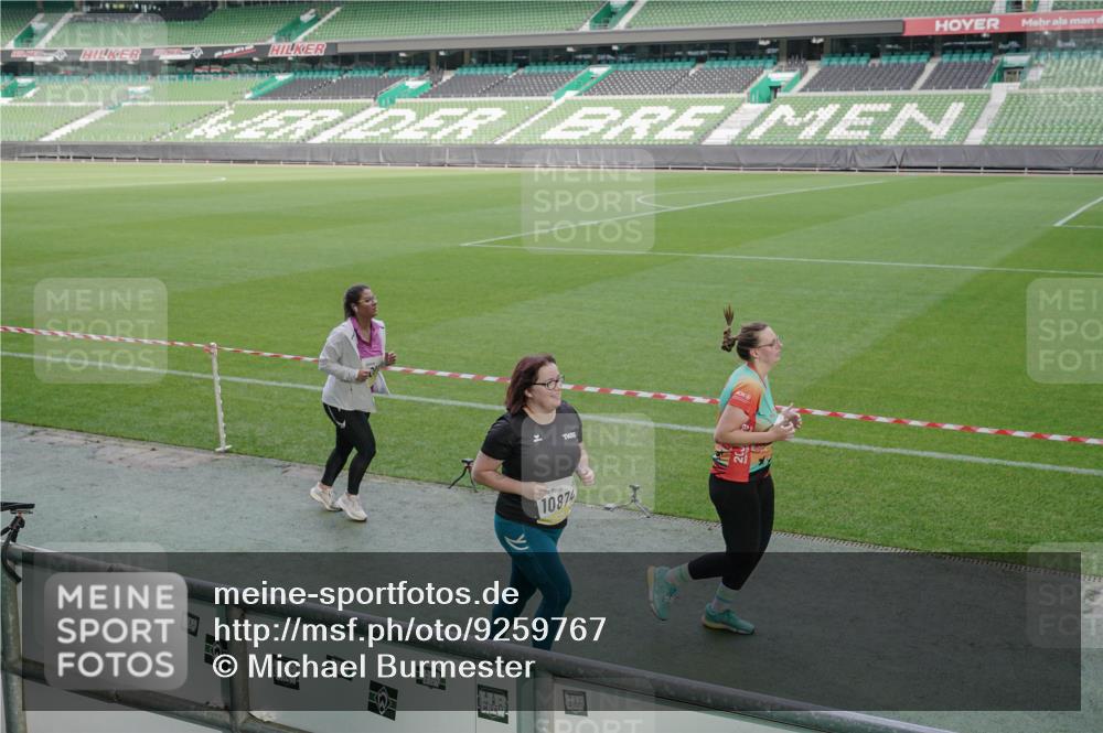 05.10.2025 - 20. swb-Marathon Bremen Michael Burmester http://msf.ph/oto/9259767 05.10.2025 10:48:39 Laufen im Stadion 9408, 9698, 9705, 9753, 10076, 10361, 10362, 10613, 10795, 10874, 10913, 11109, 11216, 11480, 11631, 11690, 11743, 9323, 9348, 9477, 9563, 9679, 9705, 9805, 10012, 10198 meine-sportfotos.de