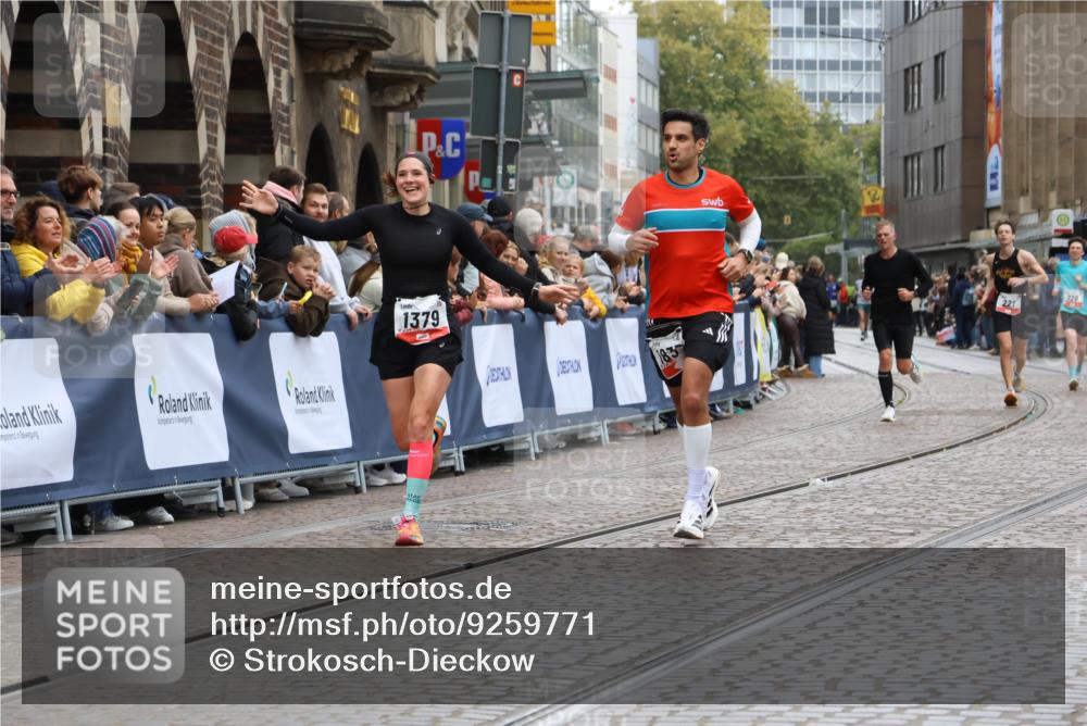 05.10.2025 - 20. swb-Marathon Bremen Strokosch-Dieckow http://msf.ph/oto/9259771 05.10.2025 12:56:16 Ziel 221, 1379, 1833, 2135, 3707 meine-sportfotos.de